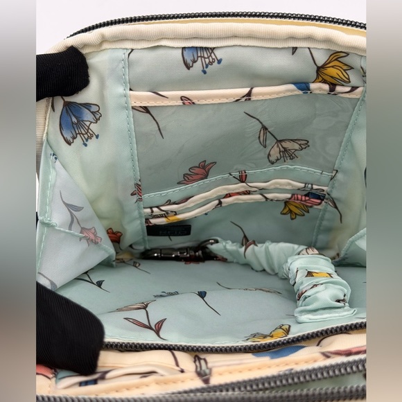 Lug Skeeter Convertible Crossbody in Hummingbird Floral - Picture 4 of 9